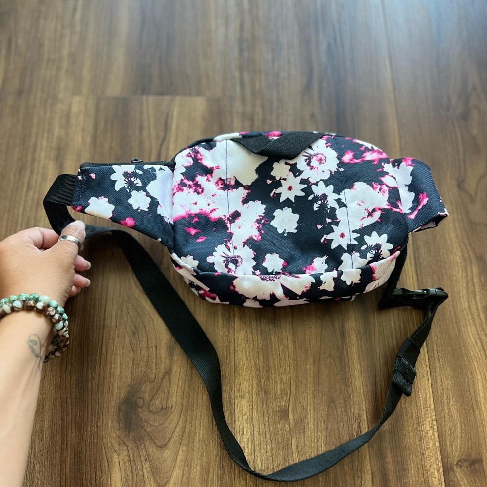 Adidas Hip Bag in Excellent Condition - Picture 3 of 5